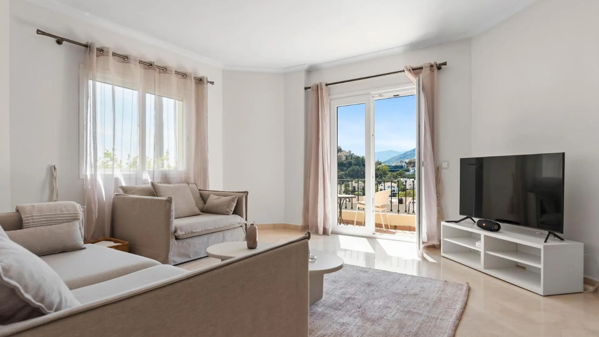 Apartment La Quinta Hills - Modern Andalusian-Style Home With Rooftop Terrace Benahavis Spain