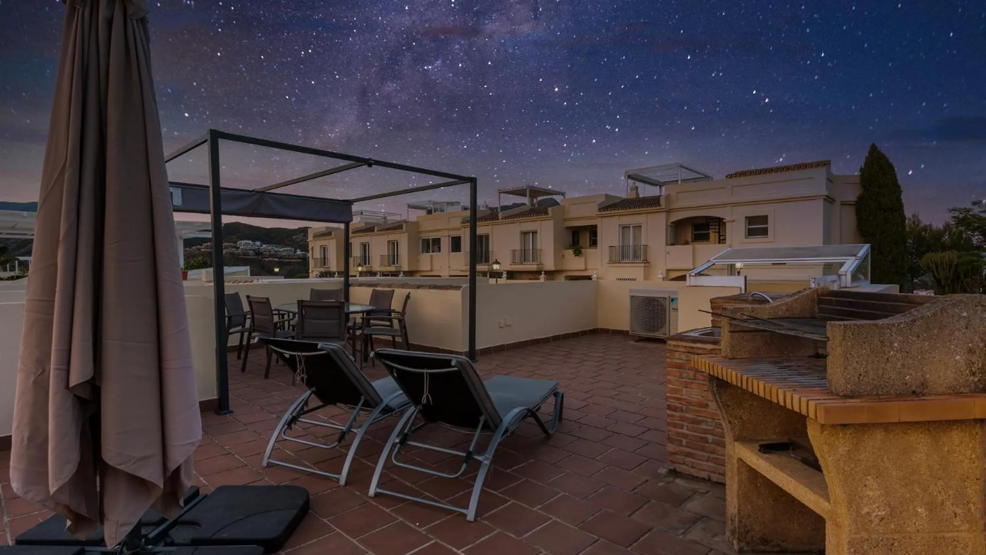 La Quinta Hills - Modern Andalusian-Style Home With Rooftop Terrace Benahavis Apartment