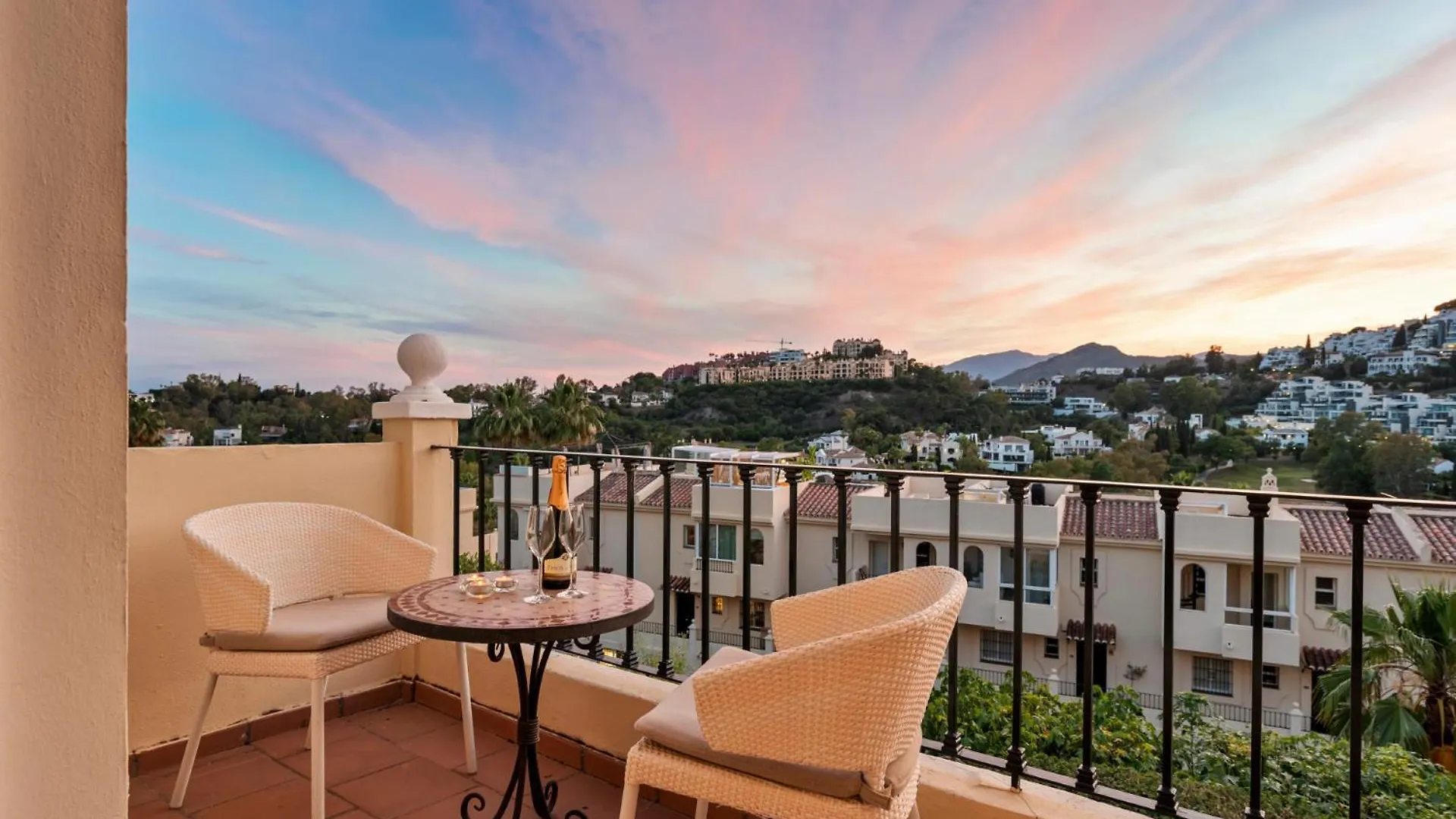La Quinta Hills - Modern Andalusian-Style Home With Rooftop Terrace Benahavis Apartment
